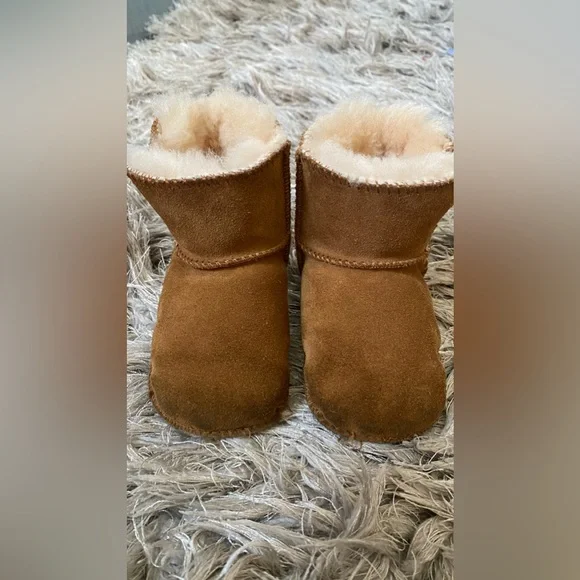 UGG Baby Erin Bootie in Chestnut Size M - Picture 2 of 5
